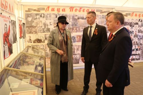 «Паровоз Победы» и лица героев: как в Нурлате отметили 9 Мая на центральной площади