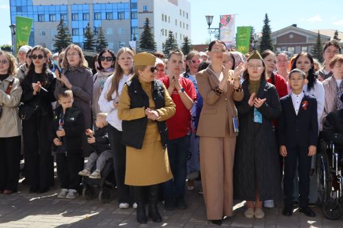 «Народный хор Победы» в Нурлате: сотни голосов исполнили главные песни весны 1945 года