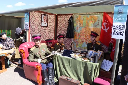 «Паровоз Победы» и лица героев: как в Нурлате отметили 9 Мая на центральной площади