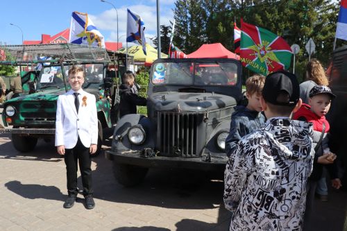 «Паровоз Победы» и лица героев: как в Нурлате отметили 9 Мая на центральной площади