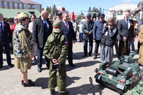 «Паровоз Победы» и лица героев: как в Нурлате отметили 9 Мая на центральной площади