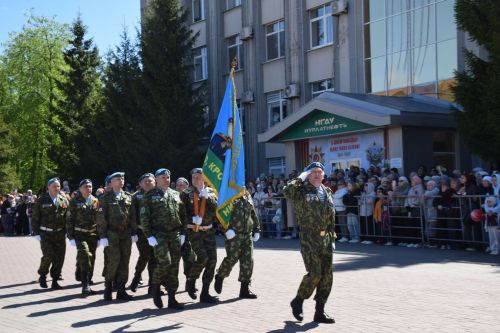 В Нурлате прошел Парад Победы: подвигу героев и память, и слава