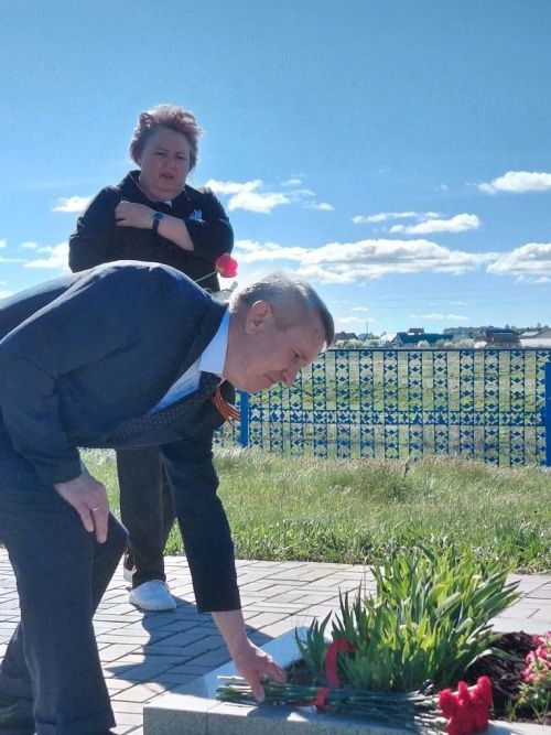 В Тарн-Варне юнармейцы и замглавы Нурлата возложили цветы к стеле в День Победы