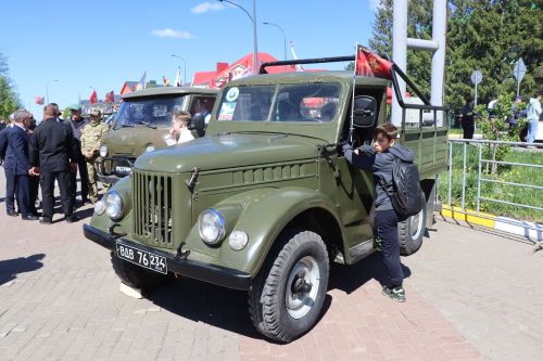 «Паровоз Победы» и лица героев: как в Нурлате отметили 9 Мая на центральной площади
