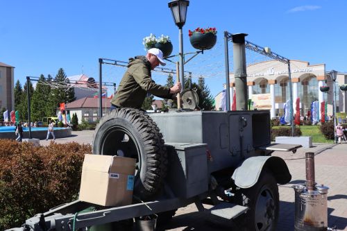 «Паровоз Победы» и лица героев: как в Нурлате отметили 9 Мая на центральной площади