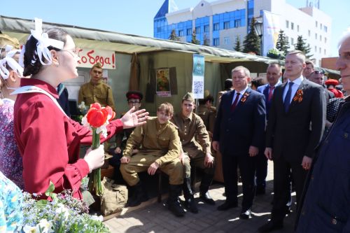 «Паровоз Победы» и лица героев: как в Нурлате отметили 9 Мая на центральной площади
