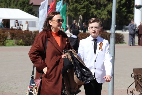 «Паровоз Победы» и лица героев: как в Нурлате отметили 9 Мая на центральной площади