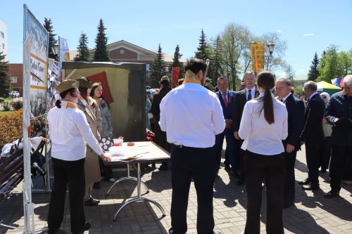 «Паровоз Победы» и лица героев: как в Нурлате отметили 9 Мая на центральной площади