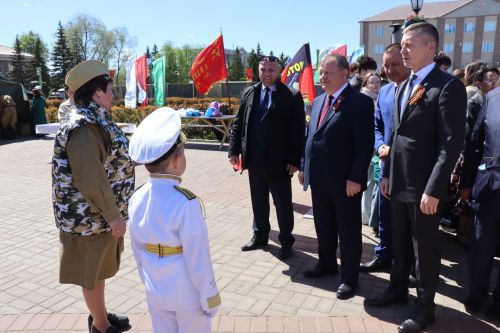«Паровоз Победы» и лица героев: как в Нурлате отметили 9 Мая на центральной площади
