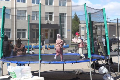 «Паровоз Победы» и лица героев: как в Нурлате отметили 9 Мая на центральной площади