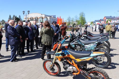 «Паровоз Победы» и лица героев: как в Нурлате отметили 9 Мая на центральной площади