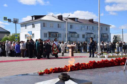 В День Победы нурлатцы возложили цветы к памятнику воину-освободителю