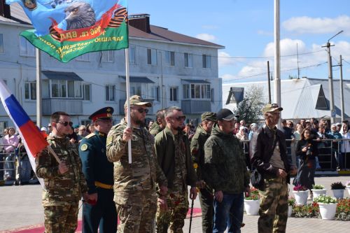 В День Победы нурлатцы возложили цветы к памятнику воину-освободителю