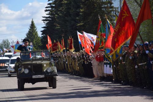 В Нурлате прошел Парад Победы: подвигу героев и память, и слава