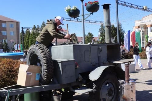 «Паровоз Победы» и лица героев: как в Нурлате отметили 9 Мая на центральной площади