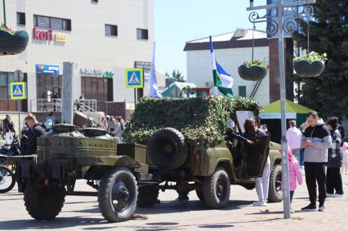 «Паровоз Победы» и лица героев: как в Нурлате отметили 9 Мая на центральной площади