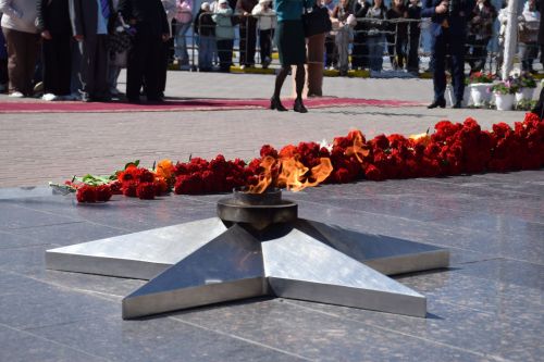 В День Победы нурлатцы возложили цветы к памятнику воину-освободителю