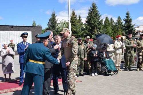 В Нурлате прошел Парад Победы: подвигу героев и память, и слава