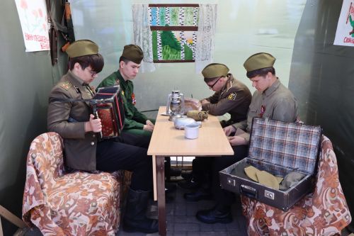«Паровоз Победы» и лица героев: как в Нурлате отметили 9 Мая на центральной площади