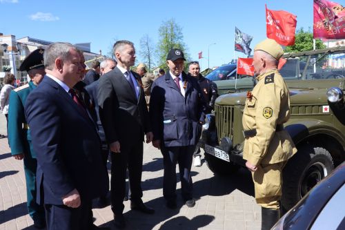«Паровоз Победы» и лица героев: как в Нурлате отметили 9 Мая на центральной площади