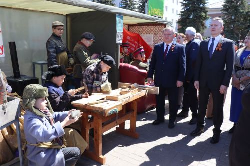 «Паровоз Победы» и лица героев: как в Нурлате отметили 9 Мая на центральной площади
