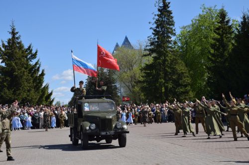 В Нурлате прошел Парад Победы: подвигу героев и память, и слава