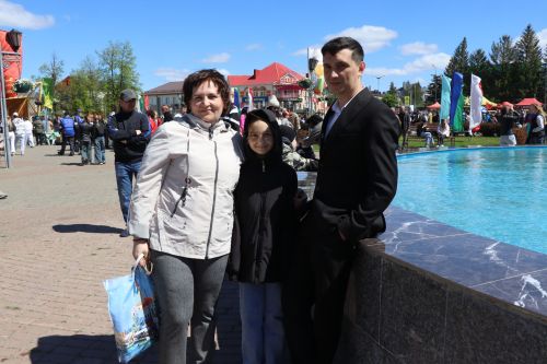 «Паровоз Победы» и лица героев: как в Нурлате отметили 9 Мая на центральной площади
