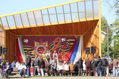 «Паровоз Победы» и лица героев: как в Нурлате отметили 9 Мая на центральной площади