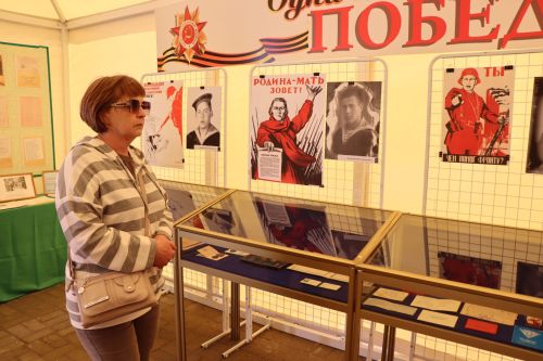 «Паровоз Победы» и лица героев: как в Нурлате отметили 9 Мая на центральной площади