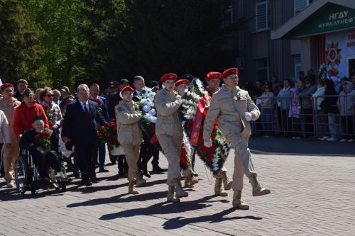 В День Победы нурлатцы возложили цветы к памятнику воину-освободителю
