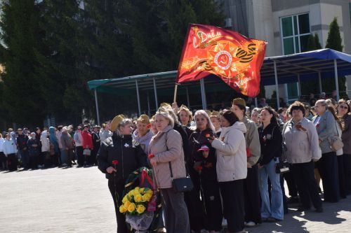 В День Победы нурлатцы возложили цветы к памятнику воину-освободителю