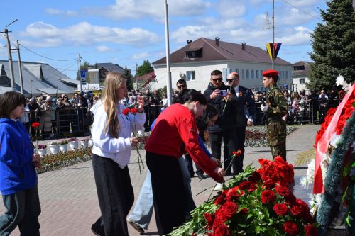 В День Победы нурлатцы возложили цветы к памятнику воину-освободителю