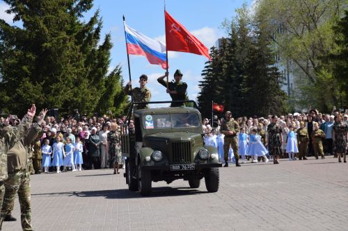 В Нурлате прошел Парад Победы: подвигу героев и память, и слава