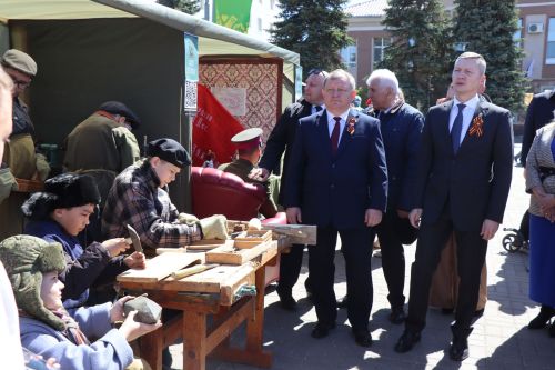 «Паровоз Победы» и лица героев: как в Нурлате отметили 9 Мая на центральной площади