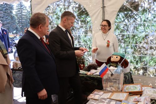 «Паровоз Победы» и лица героев: как в Нурлате отметили 9 Мая на центральной площади