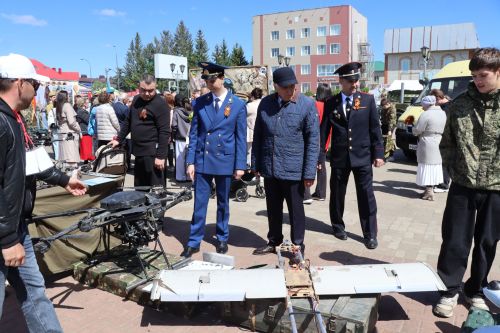 «Паровоз Победы» и лица героев: как в Нурлате отметили 9 Мая на центральной площади