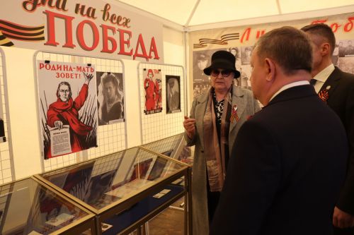 «Паровоз Победы» и лица героев: как в Нурлате отметили 9 Мая на центральной площади