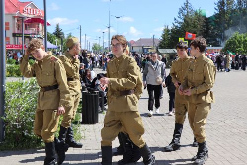 «Паровоз Победы» и лица героев: как в Нурлате отметили 9 Мая на центральной площади