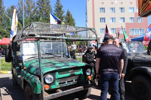 «Паровоз Победы» и лица героев: как в Нурлате отметили 9 Мая на центральной площади