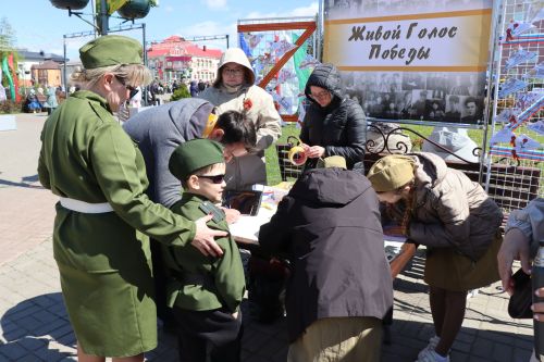 «Паровоз Победы» и лица героев: как в Нурлате отметили 9 Мая на центральной площади