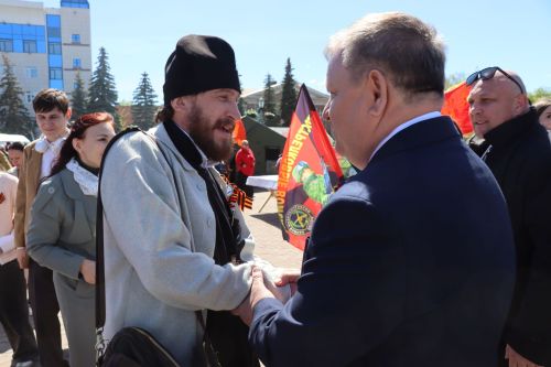 «Паровоз Победы» и лица героев: как в Нурлате отметили 9 Мая на центральной площади