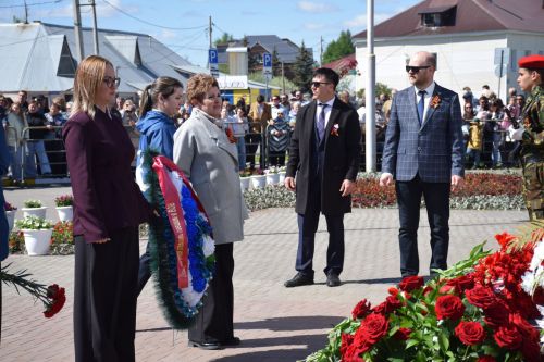 В День Победы нурлатцы возложили цветы к памятнику воину-освободителю