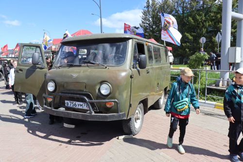 «Паровоз Победы» и лица героев: как в Нурлате отметили 9 Мая на центральной площади