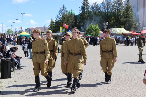 «Паровоз Победы» и лица героев: как в Нурлате отметили 9 Мая на центральной площади