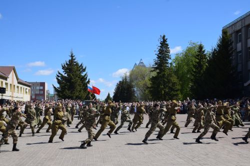 В Нурлате прошел Парад Победы: подвигу героев и память, и слава