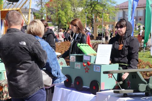 «Паровоз Победы» и лица героев: как в Нурлате отметили 9 Мая на центральной площади