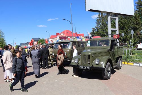 «Паровоз Победы» и лица героев: как в Нурлате отметили 9 Мая на центральной площади