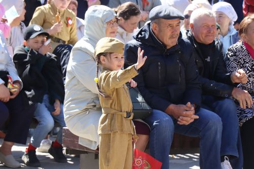 «Паровоз Победы» и лица героев: как в Нурлате отметили 9 Мая на центральной площади