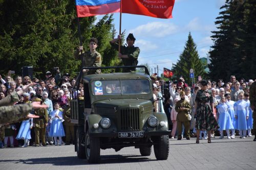 В Нурлате прошел Парад Победы: подвигу героев и память, и слава