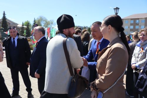 «Паровоз Победы» и лица героев: как в Нурлате отметили 9 Мая на центральной площади